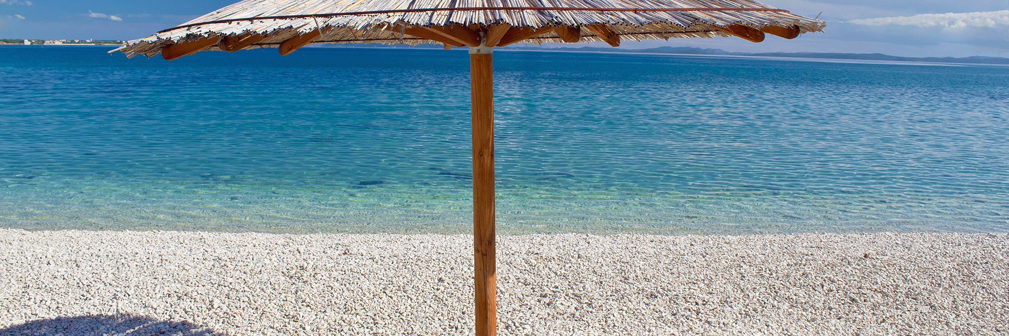 Strand i Novalja på ön Pag i Kroatien