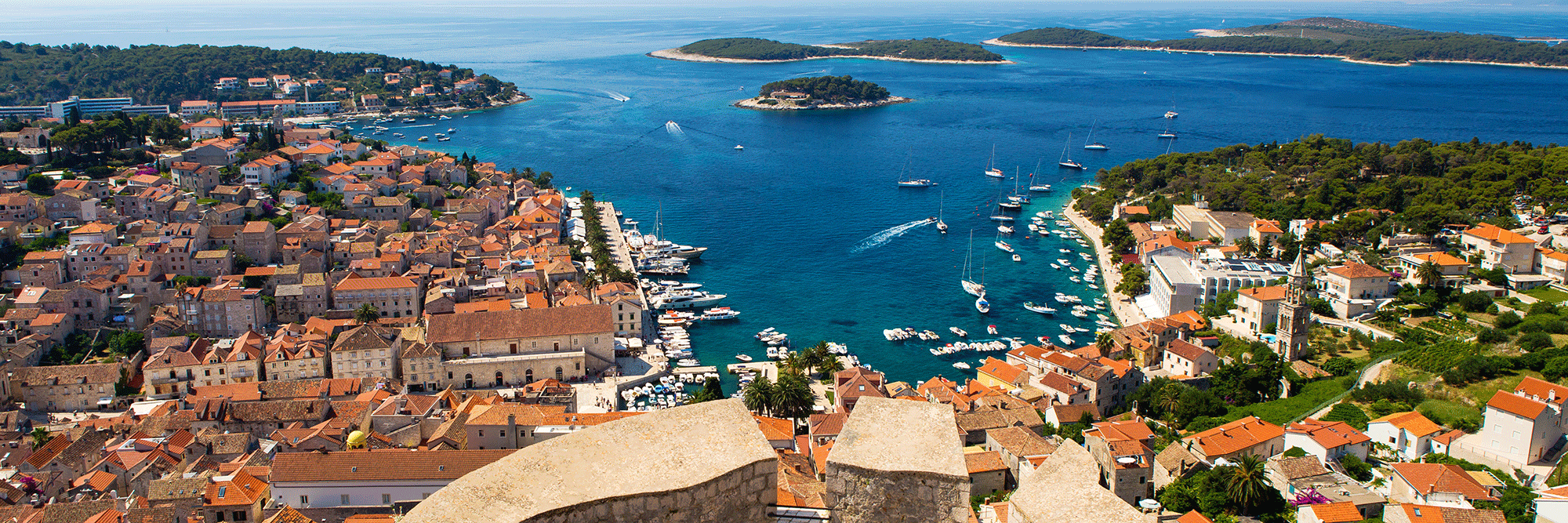 Ön och staden Hvar i Kroatien